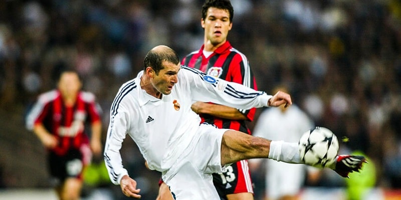 Zinedine Zidane là một trong những tiền vệ xuất sắc nhất mọi thời đại